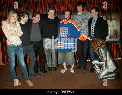 Kerry Bishe, Michael Angarano, Stephen Root, John Goodman, Regisseur Kevin Smith, Melissa Leo, Nicholas Braun und Ralph Garman The New-York-Premiere von "Red State" in Radio City Music Hall - Ankunft New York City, USA - 05.03.11 Stockfoto