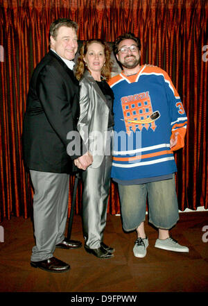 John Goodman, Melissa Leo und Regisseur Kevin Smith The New York-Premiere von "Red State" in Radio City Music Hall - Ankunft New York City, USA - 05.03.11 Stockfoto