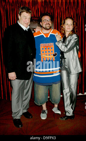 John Goodman, Melissa Leo und Regisseur Kevin Smith The New York-Premiere von "Red State" in Radio City Music Hall - Ankunft New York City, USA - 05.03.11 Stockfoto