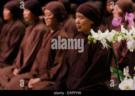 Buddhistische Nonnen meditiert, La Défense, Hauts-de-Seine, Frankreich Stockfoto