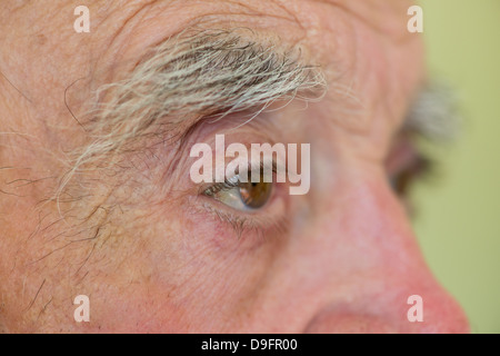 Nachdenklicher Blick Art alte Mann Herr Blick in die Ferne mit Nahaufnahme Details zu Gesicht Augen Gesichtszüge Stockfoto