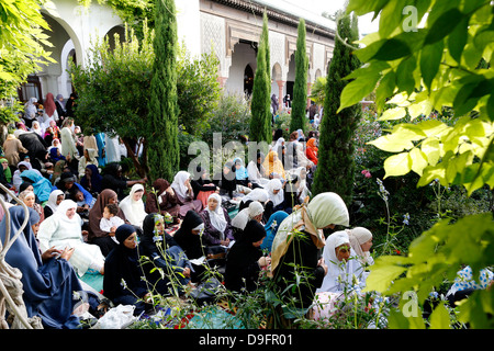 Muslime in die große Moschee von Paris auf Eid al-Fitr Festival, Paris, Frankreich Stockfoto