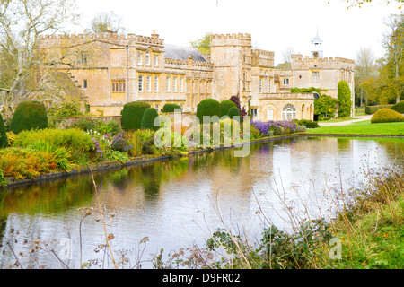 Forde Abtei Dorset England im Herbst, ehemaliges Zisterzienserkloster jetzt eine Touristenattraktion und ein Klasse I aufgeführten Gebäude. Stockfoto