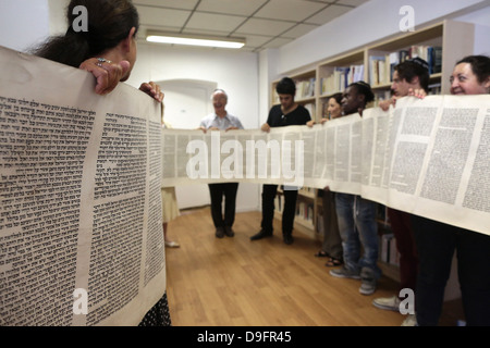 Start einer neuen Thora in einer Synagoge, Paris, Frankreich Stockfoto