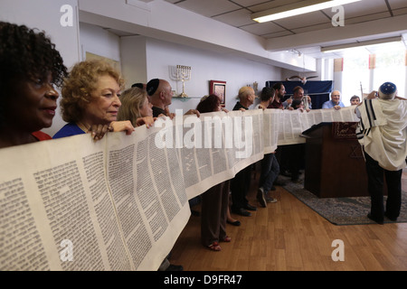 Start einer neuen Thora in einer Synagoge, Paris, Frankreich Stockfoto