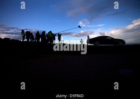 Ein Filmteam, das vor Ort eine Szene im Freien dreht. Stockfoto