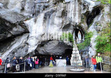 Die Höhle, wo Bernadette Soubirous ihrer Erscheinungen unserer lieben Frau von Lourdes in Lourdes, Lourdes, Hautes-Pyrénées, Frankreich hatte Stockfoto