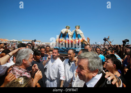 Prozession mit Statuen der Schutzpatrone Marie Jacobe und Marie Salome in Les Saintes-Maries-de-la-Mer, Bouches-du-Rhône, Frankreich Stockfoto