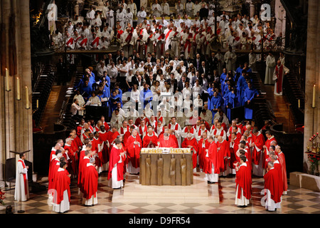 Priesterweihen gefeiert von Kardinal André Vingt-Trois, in der Kathedrale von Notre-Dame de Paris, Paris, Frankreich Stockfoto