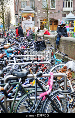 Fahrräder parken in Amsterdam, Niederlande - Jan 2012 Stockfoto