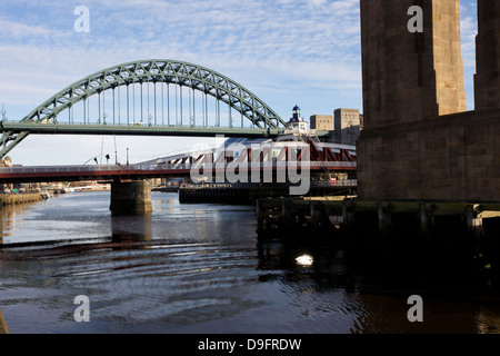 Ein Blick auf den Fluss Tyne Newcastle Upon Tyne durchfließt zeigt die Low Level Bridge und die Tyne Bridge. Stockfoto