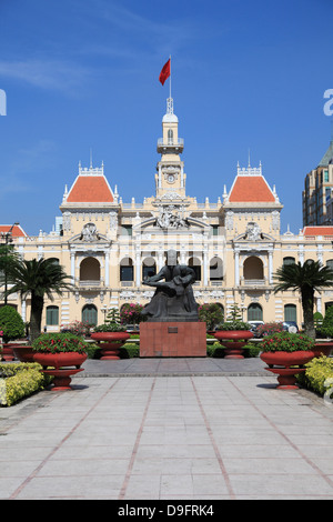 Völker Ausschuss Gebäude, Rathaus, Hôtel de Ville, Ho-Chi-Minh-Statue, Ho Chi Minh Stadt, Saigon, Vietnam Stockfoto