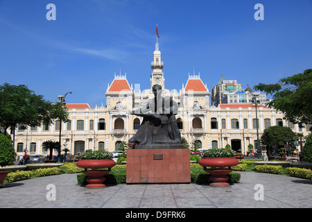 Völker Ausschuss Gebäude, Rathaus, Hôtel de Ville, Ho-Chi-Minh-Statue, Ho Chi Minh Stadt, Saigon, Vietnam Stockfoto