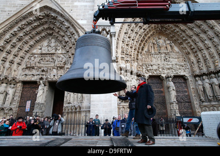 Ankunft der neuen Glocke läuten, die größte Glocke wiegt sechs Tonnen 850. Jahrestag der Notre-Dame de Paris, Paris, Frankreich Stockfoto