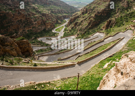 Zick-Zack-Weg zum Kloster Rabban Hormzid (Sant Hormzid Kloster) in Al-Kosch, Irak Kurdistan, Irak, Nahost Stockfoto