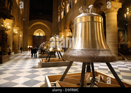 Ausstellung der neuen Glocken im Kirchenschiff, auf den 850. Jahrestag, Notre-Dame de Paris, Paris, Frankreich Stockfoto