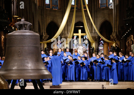 Bronzeglocken werden im Kirchenschiff angezeigt, während ein Segen auf den 850. Jahrestag, Notre Dame de Paris, Paris, Frankreich Stockfoto