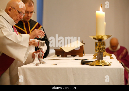 Eucharistiefeier, St. Louis Church, Villemomble, Seine-Saint-Denis, Frankreich Stockfoto