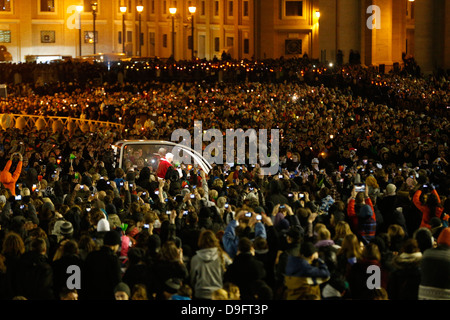 Tausende von Menschen in dem Petersplatz beten mit Papst Benedict XVI. in Rom unter der Leitung von Taizé Gemeinschaft, Rom, Latium, Italien Stockfoto