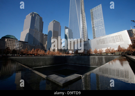 Ground Zero, das National 9/11 Memorial auf dem Gelände des World Trade Center in Lower Manhattan, New York, USA Stockfoto