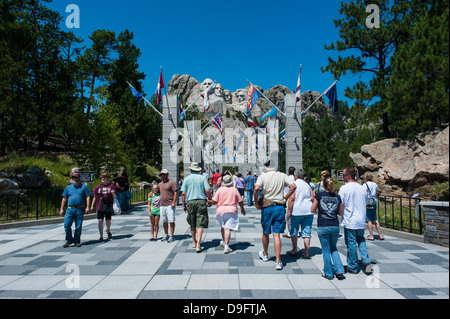 Touristen auf dem Weg zum Mount Rushmore, South Dakota, USA Stockfoto