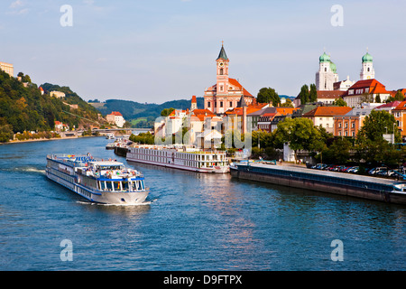 Kreuzfahrtschiff vorbei an der Donau, Passau, Bayern, Deutschland Stockfoto