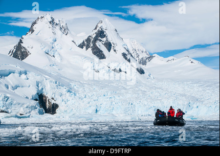 Touristen in einem Zodiac vor Gletscher in den Polargebieten Cierva Bucht, Antarktis, Stockfoto