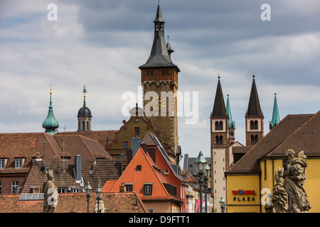 Statuen auf der alten Mainbrücke in Würzburg, Franken, Bayern, Deutschland Stockfoto