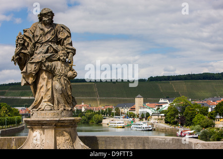 Statuen auf der alten Mainbrücke in Würzburg, Franken, Bayern, Deutschland Stockfoto