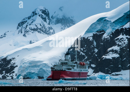 Kreuzfahrtschiff vor dem Gletscher und Icefields Danco Island, Antarktis, Polarregionen Stockfoto