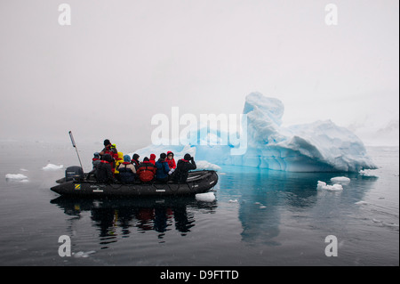 Touristen in einem Zodiac Crusing durch Eisberge, Enterprise Island, Antarktis, Polarregionen Stockfoto