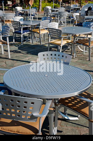 Leerer Tisch und Stühle in einer Restaurantbar im Freien Pub Cafe Stockfoto