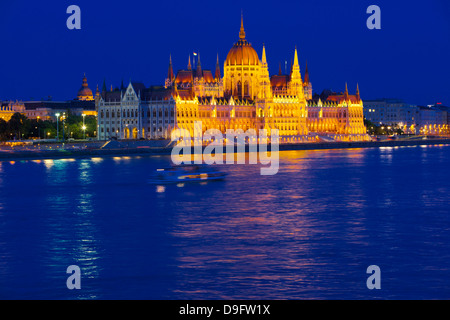 Parlament in der Nähe der Donau in der Nacht, Budapest, Ungarn Stockfoto