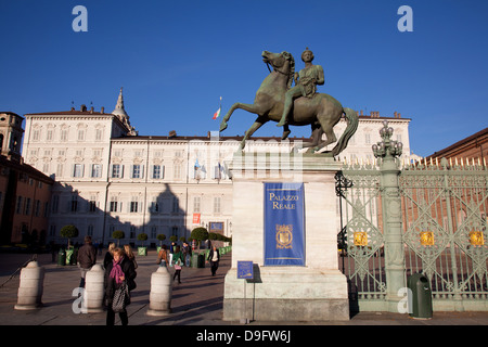 Pollux-Statue und der königliche Palast von Turin (Palazzo Reale), Turin, Piemont, Italien Stockfoto