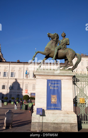 Pollux-Statue und der königliche Palast von Turin (Palazzo Reale), Turin, Piemont, Italien Stockfoto