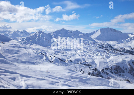 Blick auf Pisten in der Nähe von Belle Plagne, La Plagne, Savoie, Alpen, Frankreich Stockfoto