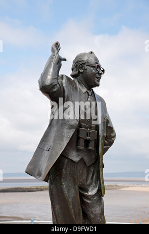 Statue von Komiker Entertainer Eric Morecambe an der Strandpromenade Morecambe Bay Lancashire England Vereinigtes Königreich GB Großbritannien Stockfoto