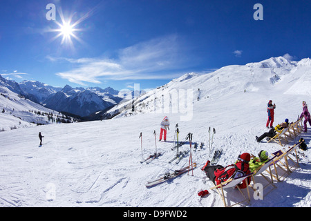 Skifahrer im Café in der Wintersonne, entspannende Verdons Sud, La Plagne, Französische Alpen, Frankreich Stockfoto