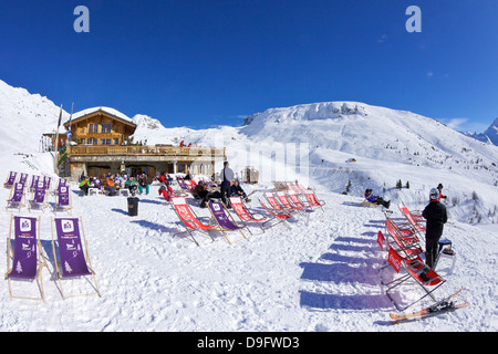 Skifahrer im Café in der Wintersonne, entspannende Verdons Sud, La Plagne, Französische Alpen, Frankreich Stockfoto