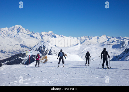 Skifahrer auf der Piste Plagne Centre, La Plagne, Französische Alpen, Frankreich Stockfoto