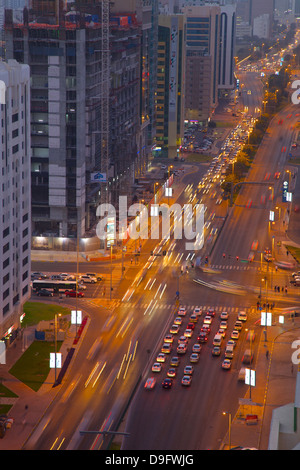 Rashid Bin Saeed Al Maktoum Street bei Dämmerung, Abu Dhabi, Vereinigte Arabische Emirate, Naher Osten Stockfoto