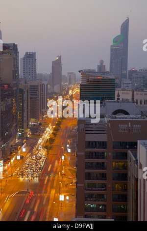 Skyline und Rashid Bin Saeed Al Maktoum Street bei Dämmerung, Abu Dhabi, Vereinigte Arabische Emirate, Naher Osten Stockfoto