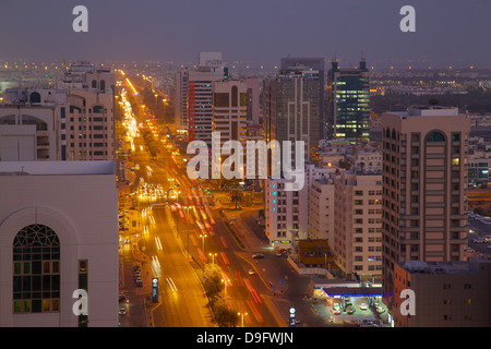 Skyline und Rashid Bin Saeed Al Maktoum Street bei Dämmerung, Abu Dhabi, Vereinigte Arabische Emirate, Naher Osten Stockfoto