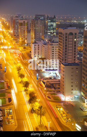 Skyline und Rashid Bin Saeed Al Maktoum Street bei Dämmerung, Abu Dhabi, Vereinigte Arabische Emirate, Naher Osten Stockfoto