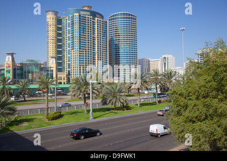 Grand Millennium Hotel and Al Wahda Mall, Abu Dhabi, Vereinigte Arabische Emirate, Naher Osten Stockfoto