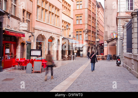 Menschen zu Fuß in den Straßen des alten Lyon, Lyon, Rhone-Alpes, Frankreich Stockfoto