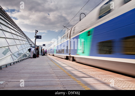 Ein TGV zieht in den Bahnhof von Avignon TGV, Vaucluse, Frankreich Stockfoto