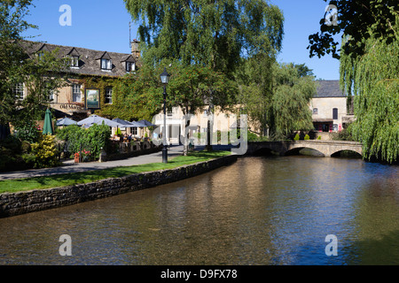 Blick entlang des River Windrush, Bourton-on-the-Water, Gloucestershire, Cotswolds, England, UK Stockfoto