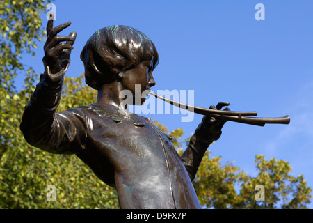 Statue von Peter Pan, Kensington Gardens, London, England, Vereinigtes Königreich Stockfoto