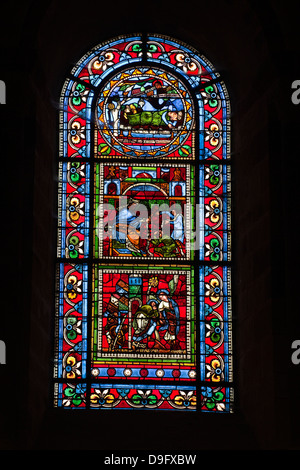Ein 12. Jahrhundert Glasfenster im Hauptschiff der Kathedrale von St.-Julien du Mans, Le Mans, Sarthe, Pays De La Loire, Frankreich Stockfoto